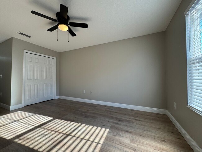 Building Photo - Fully Renovated Townhome | Modern Quartz K...