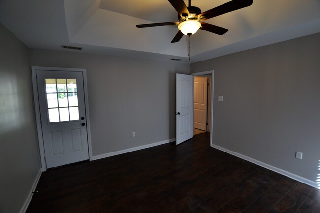 Building Photo - Beautifully remodeled! 3 Bedroom 2 Bath Ho...