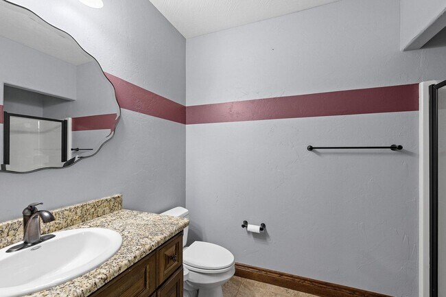 Building Photo - 5 Bedroom Dream Home!