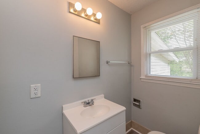 Building Photo - 3 bed/1.5 bath single-family home, with en...