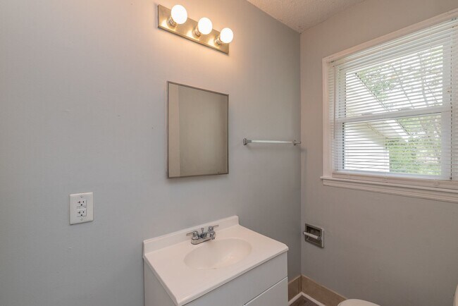 Building Photo - 3 bed/1.5 bath single-family home, with energy-efficient windows. Section 8 welcome!