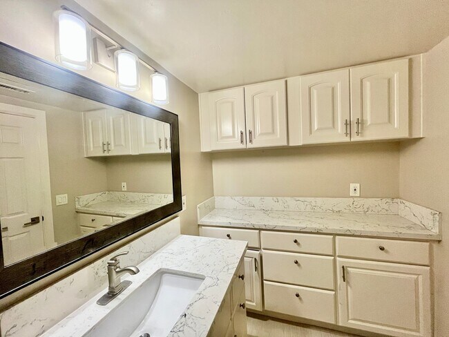Building Photo - 17190 Tam O Shanter Dr