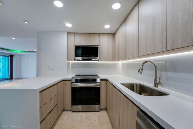 Building Photo - Stunning Waterfront Living in South Brickell