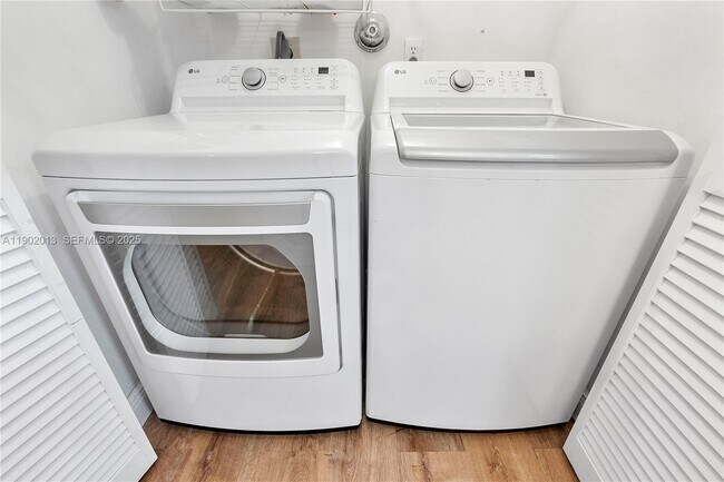 Building Photo - 9599 Weldon Cir