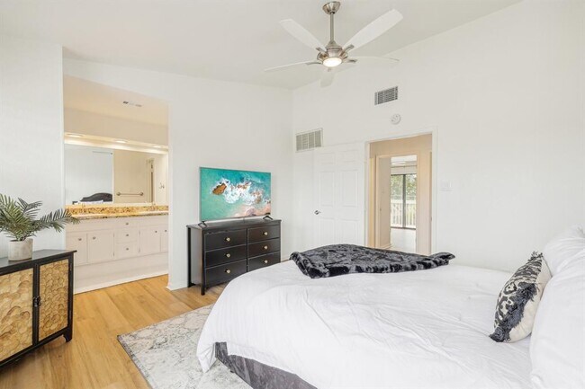 Building Photo - 2201 Lakeway Blvd