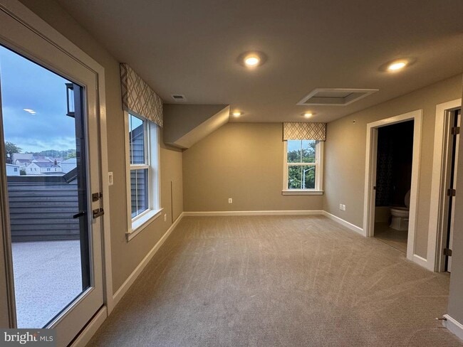 Building Photo - 806 S Greenbrier St