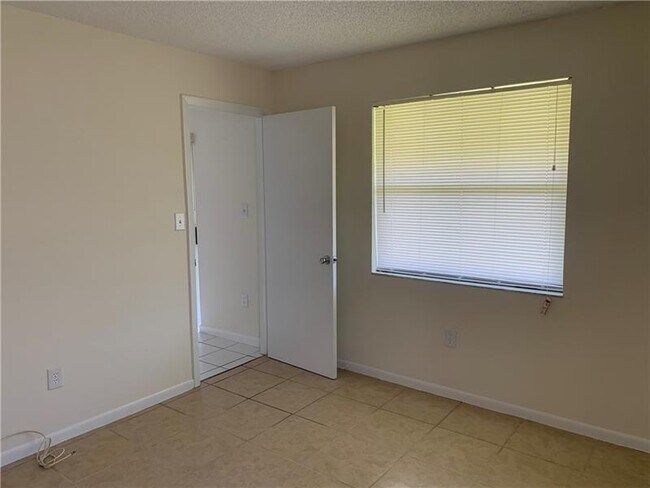 Building Photo - 6001 Shaker Wood Cir
