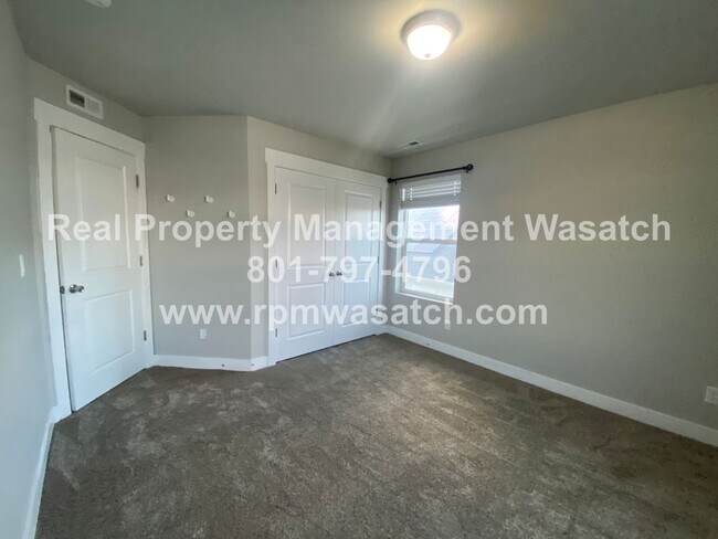 Building Photo - Rent This Beautiful 3 Bedroom 2.5 Bathroom...
