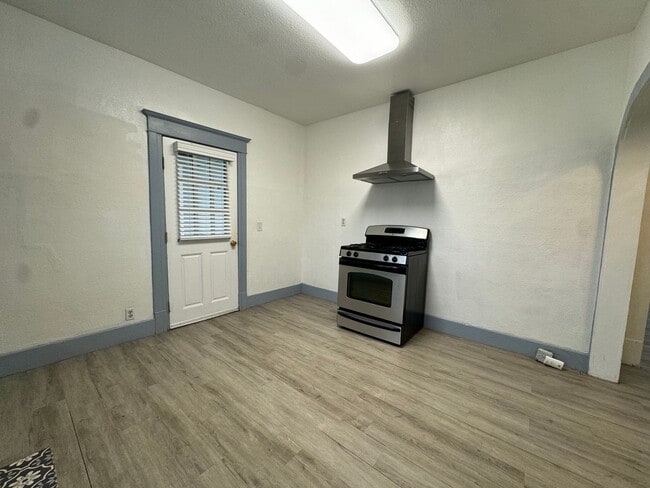 Building Photo - Charming 4 bedroom home