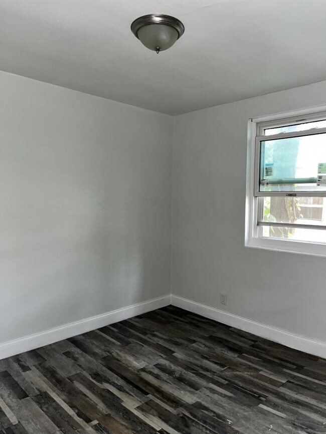 Building Photo - 2 bedroom in Jacksonville FL 32209