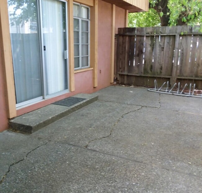 Building Photo - 902 F St