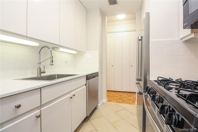 Building Photo - 35 N Chatsworth Ave