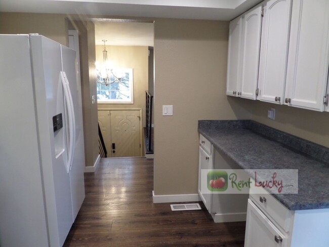 Building Photo - Stunning and LARGE Remodeled 3-Bedroom Hom...