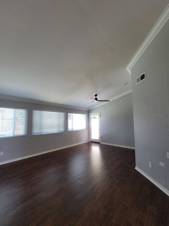 Building Photo - Beautiful 3 Bedroom, 2.5 Bathroom Home wit...