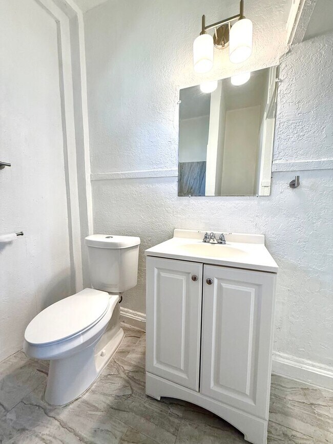 Building Photo - **APPLICATION RECEIVED** **MOVE-IN SPECIAL...