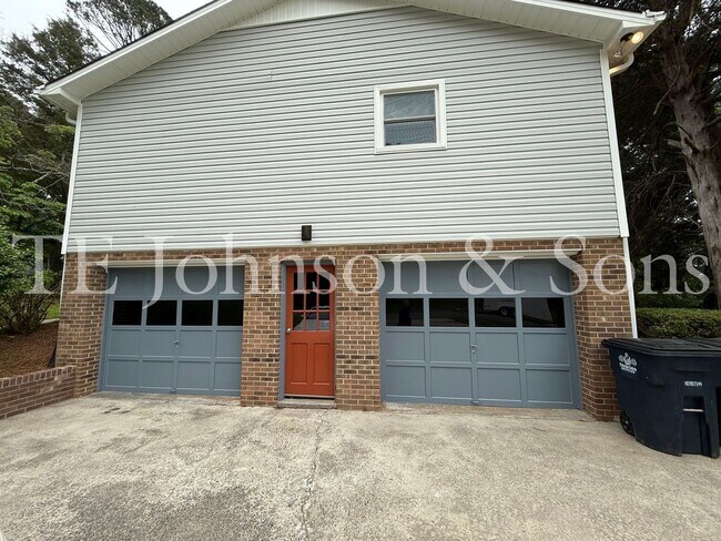 Building Photo - 3 Bedroom Close to Mt. Tabor