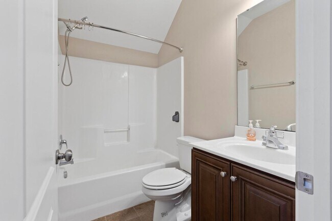 Building Photo - Beautiful 3-bedroom, 2.5-bathroom home available for lease in Hampstead