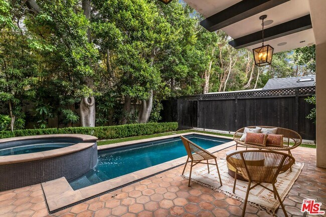 Building Photo - 820 N Vista St