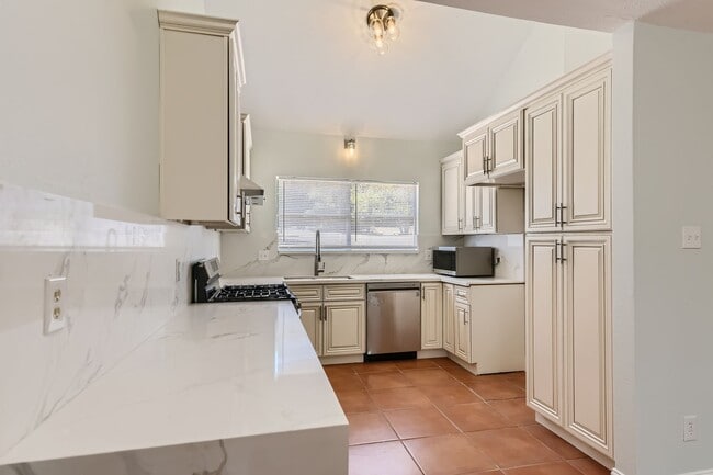 Building Photo - House on 5 Acres East of Austin!