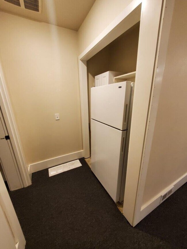 Building Photo - 7 Bed/2 Bath Unit in a Nice Duplex near UW Campus