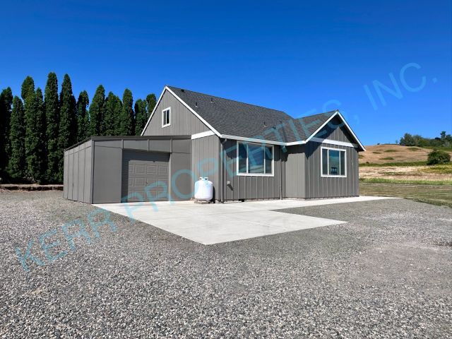 Building Photo - Discover Comfort and Space in A Charming 3-Bed, 2-Bath Retreat in Troutdale!