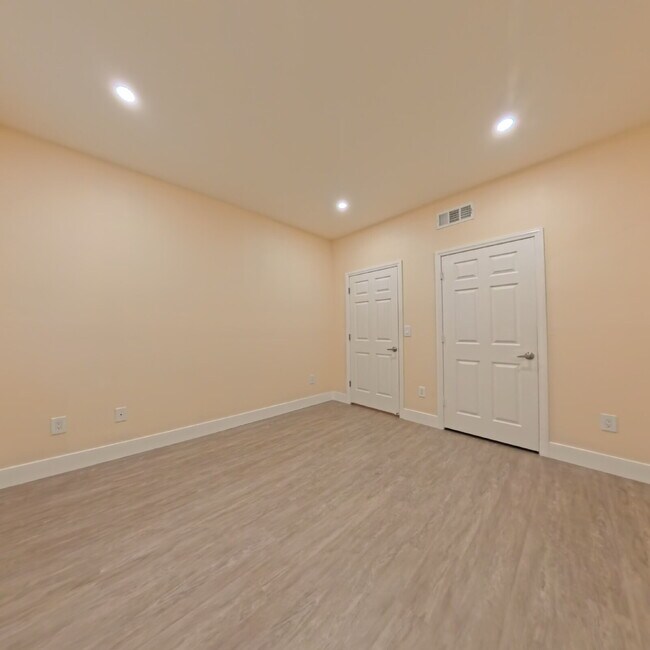 Building Photo - 8000 W Badura Ave