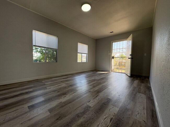 Building Photo - Spacious 3 Bed, 2 Bath Single Story Home