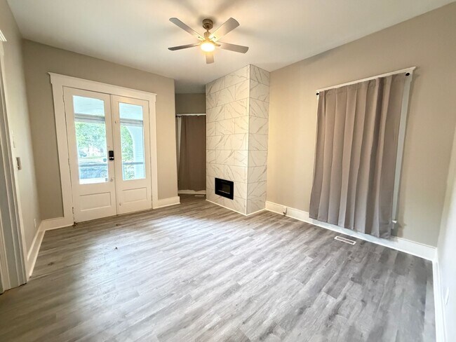 Building Photo - Huge 4 Bed and 2.5 Bath Home!