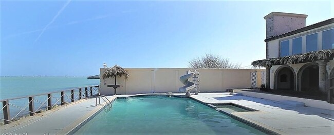 Building Photo - 602 N Shore Dr E