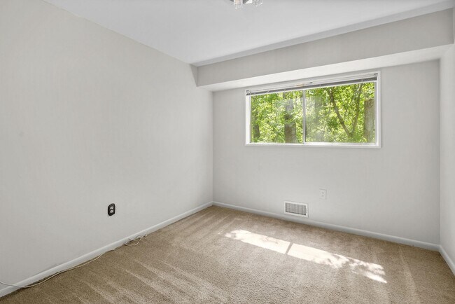 Building Photo - 10643 Weymouth St