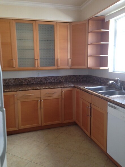 Building Photo - 335 N Oakhurst Dr