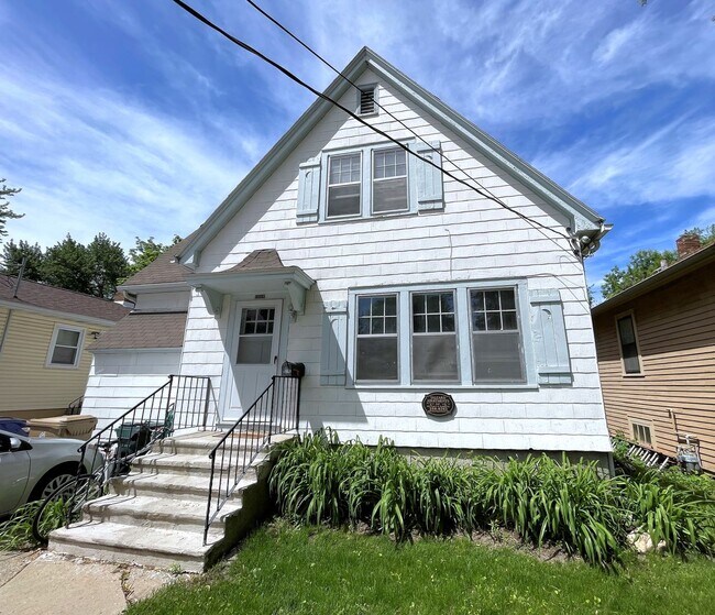 Primary Photo - 1124 Milton St