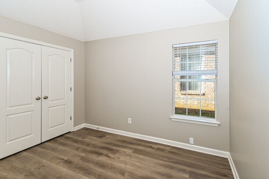 Building Photo - 7850 Fallstone Rd