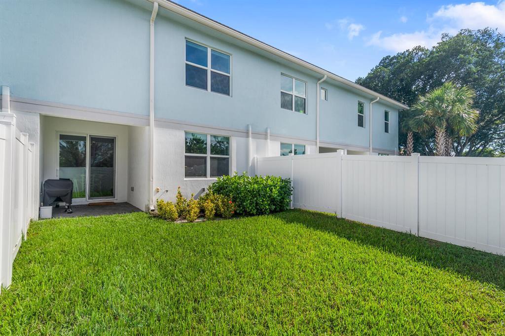 Building Photo - 525 Spoonbill Ter