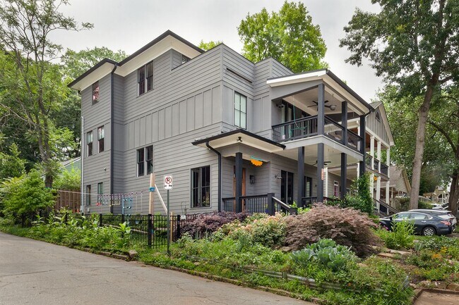 Building Photo - Stunning 4/3.5 Home in Highly Sought-After Area w/ 1300 Sq Ft of Outdoor Space!