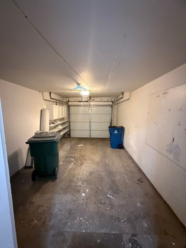 Building Photo - SPACIOUS 2-BEDROOM TOWNHOME WITH LOFT, GARAGE & PRIME LOCATION!