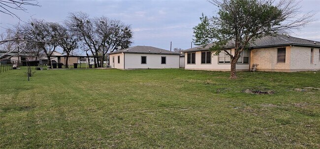 Building Photo - 16 Brenda Ln