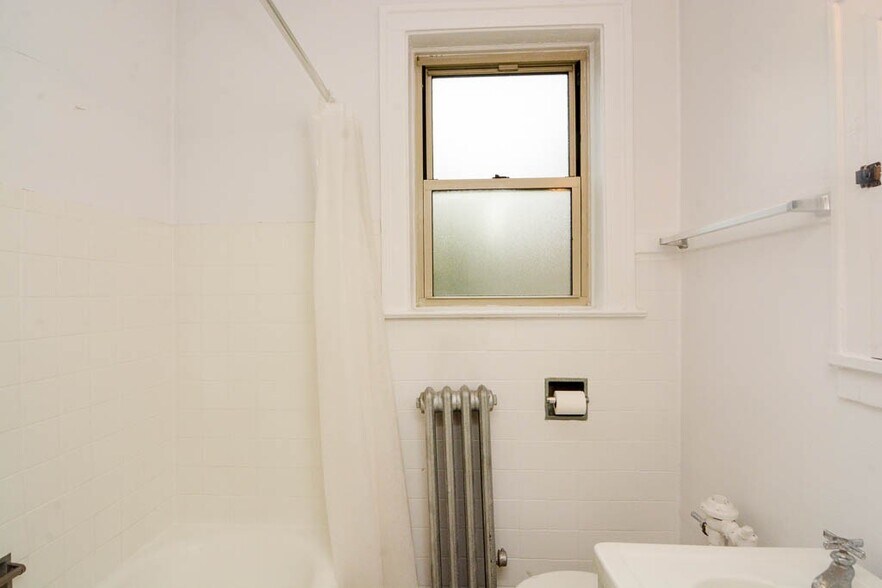 Building Photo - 2530 N Sawyer Ave