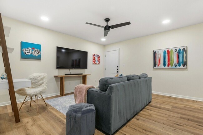 Building Photo - FULLY FURNISHED 3/3 Townhome in Bobcat Vil...