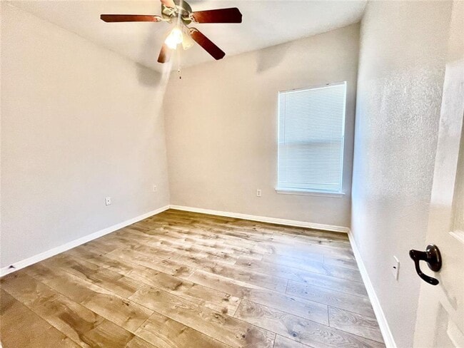 Building Photo - Spacious 4 Bed, 2.5 Bath. Perfect size and...