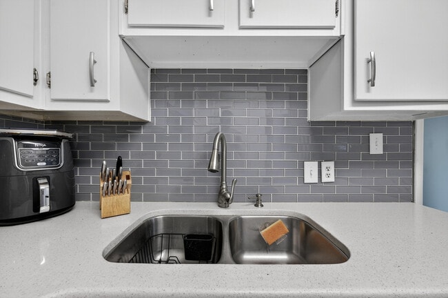 Building Photo - 313 Brackin St