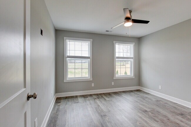 Building Photo - 127 Riverbend Dr