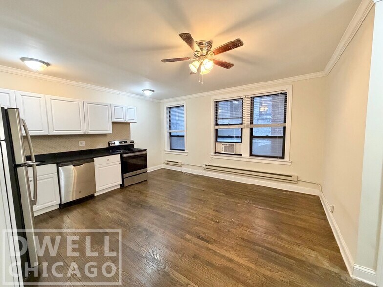 Building Photo - 3350 N Marshfield Ave