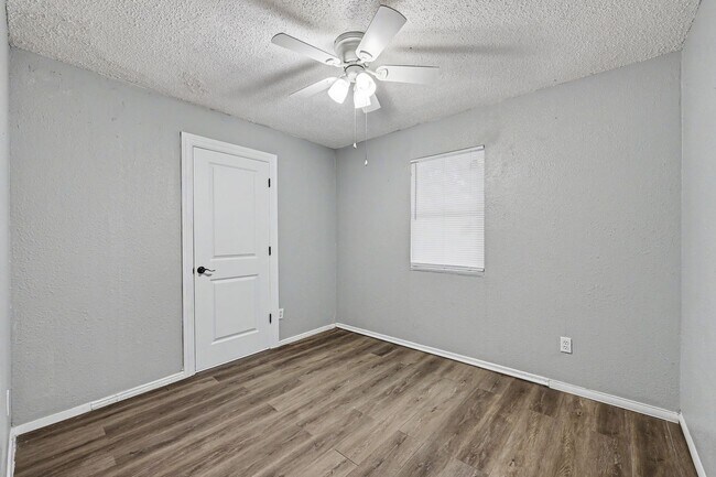 Building Photo - SPACIOUS! LOCATION!