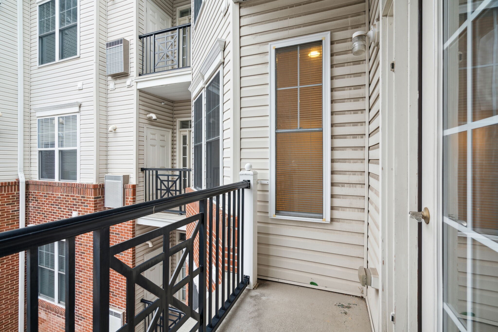 Building Photo - 300 W Elm St