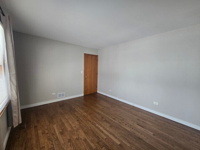 Building Photo - 1565 Old Barn Cir