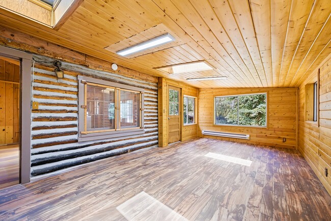 Building Photo - 2299 S Beaver Creek Rd