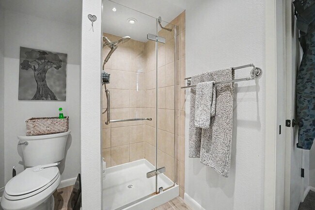 Building Photo - Modern 3-Bedroom Townhome Featuring an Updated Kitchen and Spacious Primary Suite