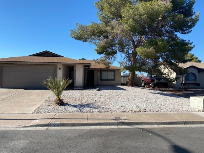 Building Photo - Henderson!!! 4 Bedrooms!! Single Story!! 2 car garage!! Big Back Yard!!! No HOA!! All Appliances!!