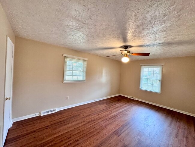 Building Photo - 303 Robin Dr